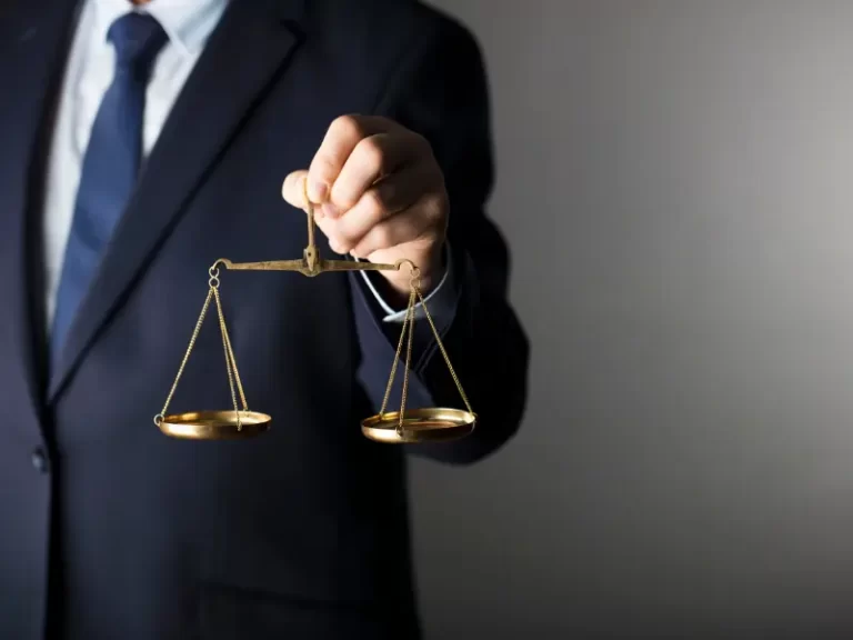 KARŞILAŞTIRMALI HUKUK IŞIĞINDA TÜRKİYE’DE AVUKATLIK MESLEĞİNİN YAPISAL SORUNLARI VE ÇÖZÜM YOLLARI